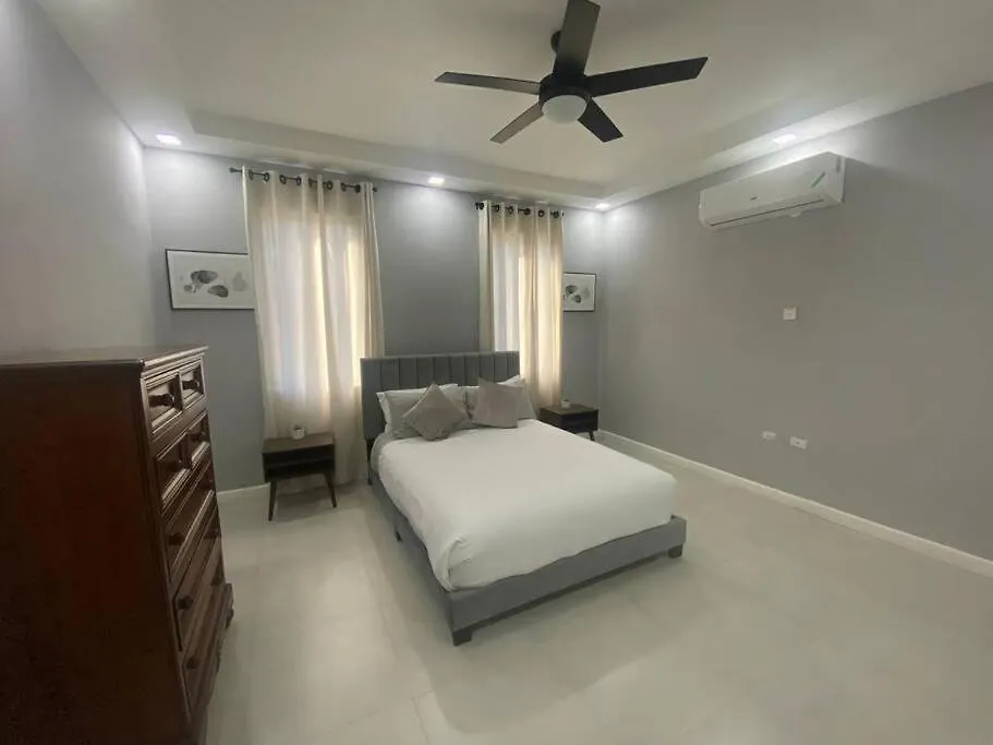 The Sunset Villa - 2Bd Apt W Pool & Lovely Views Kingston