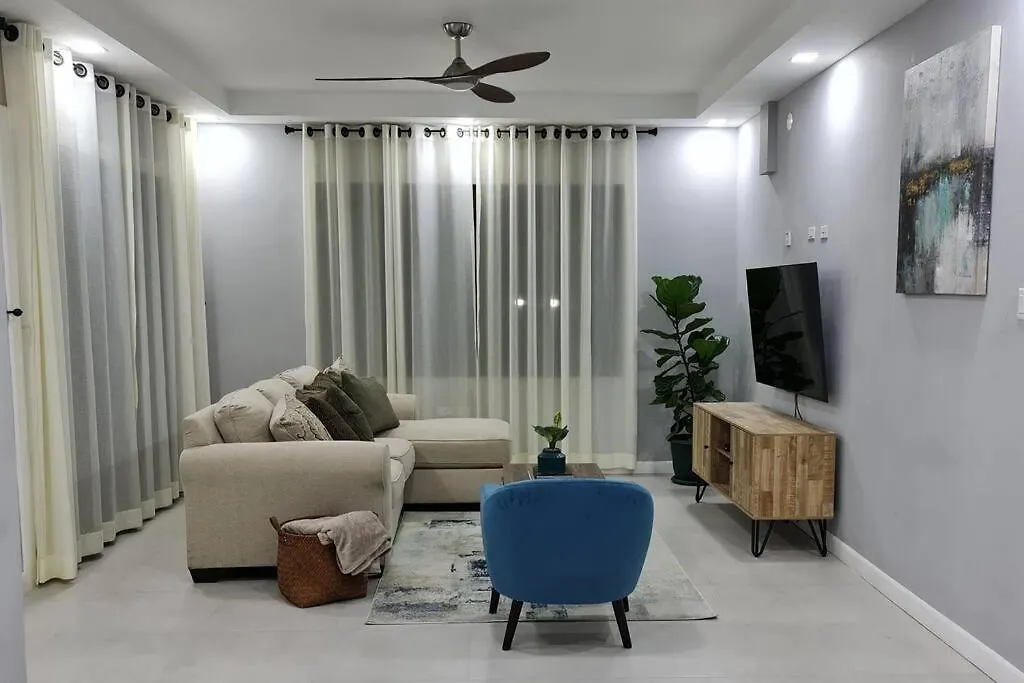 The Sunset Villa - 2Bd Apt W Pool & Lovely Views Kingston