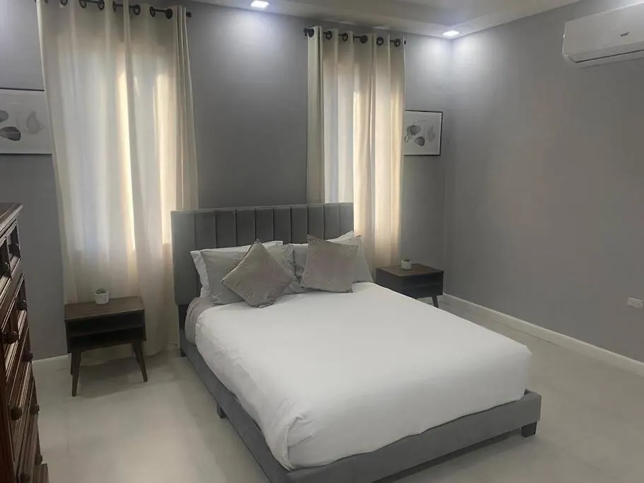 公寓 The Sunset Villa - 2Bd Apt W Pool & Lovely Views 金斯敦