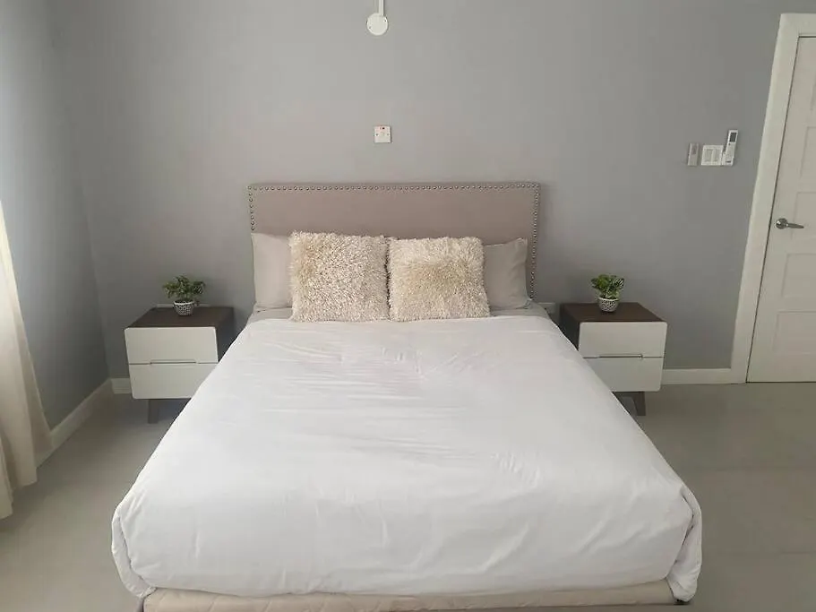 公寓 The Sunset Villa - 2Bd Apt W Pool & Lovely Views 金斯敦