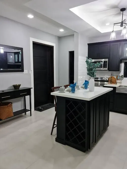 The Sunset Villa - 2Bd Apt W Pool & Lovely Views 金斯敦 0*,  牙买加