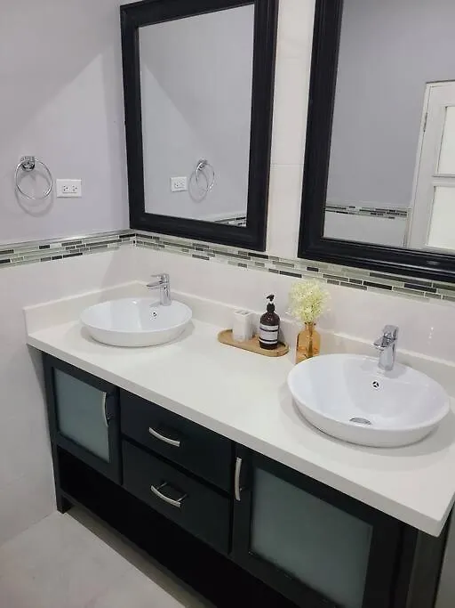 The Sunset Villa - 2Bd Apt W Pool & Lovely Views 金斯敦 公寓